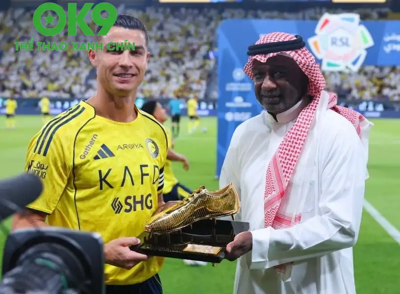 Ronaldo nhận danh hiệu chiếc giành vàng tại Saudi Pro League (Ảnh: Nền tảng X) Ronaldo nhận danh hiệu chiếc giành vàng tại Saudi Pro League (Ảnh: Nền tảng X)